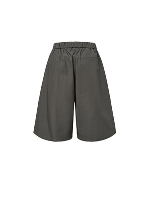 TWO TUCK WIDE SHORTS - BROWN